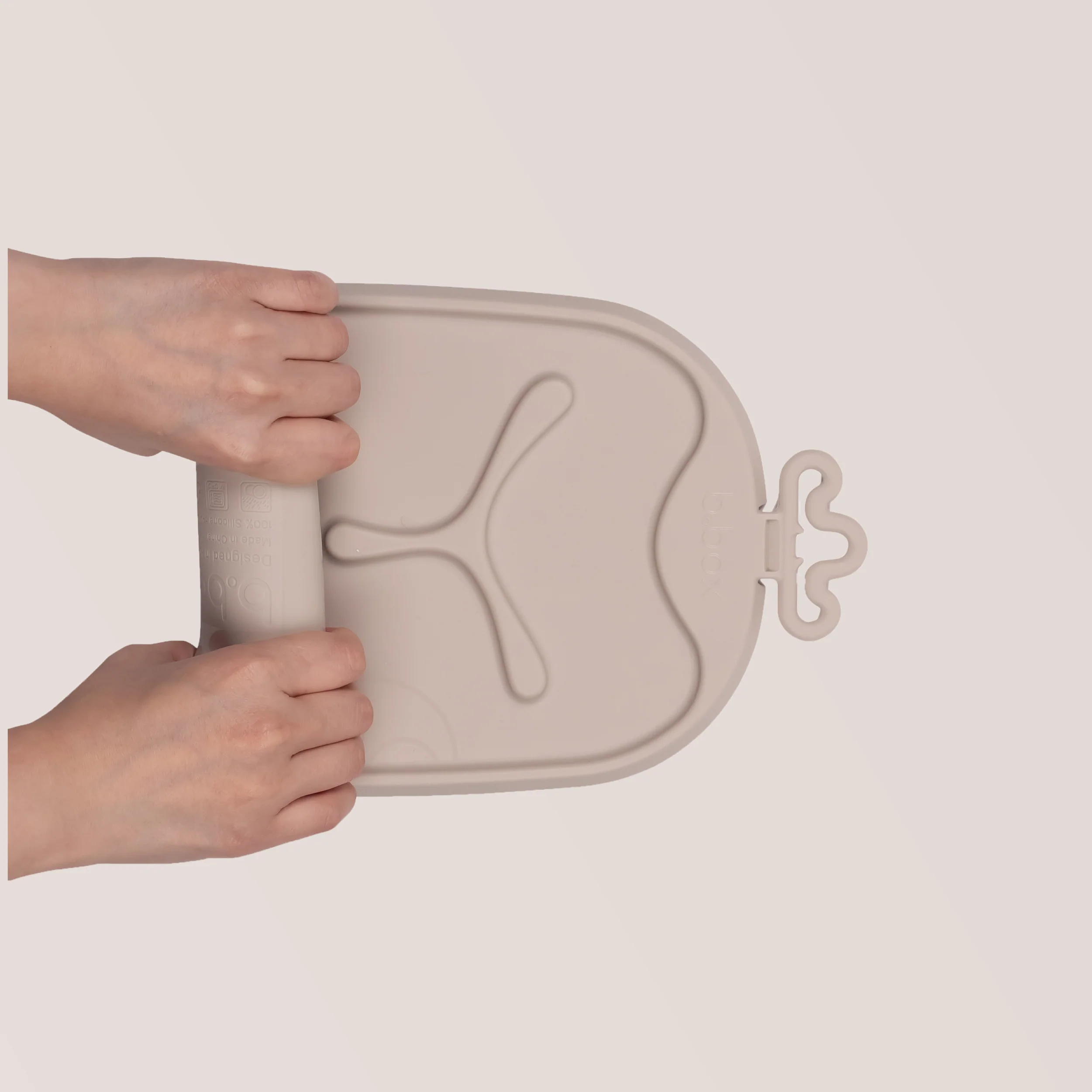 roll + go mealtime mat - latte - Image 4